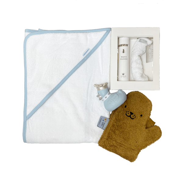 Badcape, wit met blauwe bies, shower glove in caramel, blauw badeendje en een setje met washand en douchegel/shampoo in een doosje