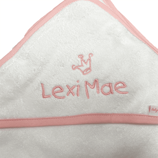 Gepersonaliseerde badcape - badcape met naam - wit met roze bies - compleet kraamcadeau pakket