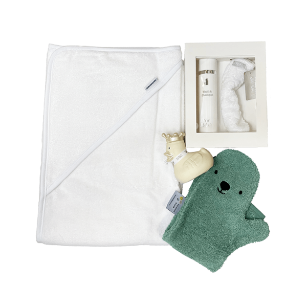 Badcape, wit, shower glove in groen, wit badeendje en een setje met washand en douchegel/shampoo in een doosje
