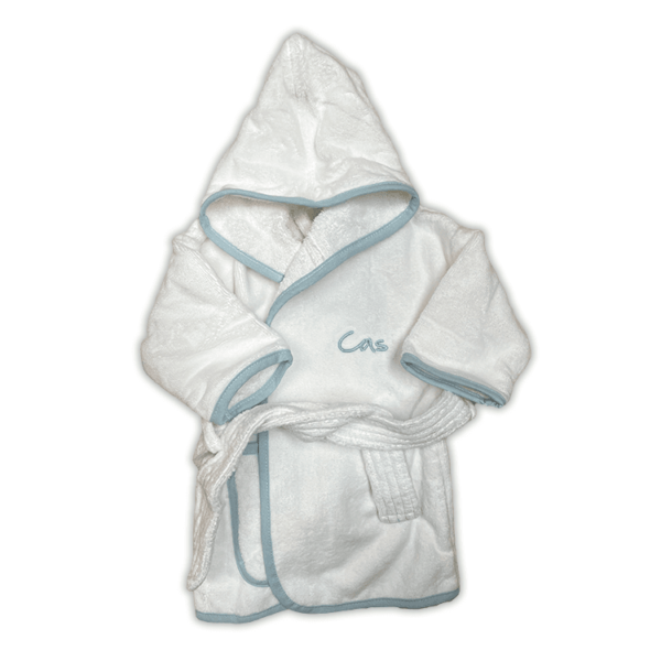 Gepersonaliseerde baby badjas in wit met een lichtblauwe bies. In dit geval is er gekozen voor de naam Cas in babyblauw, met het lettertype hand of sean