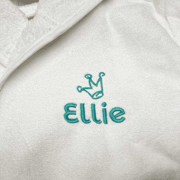 Witte badjas geborduurd met de naam Ellie