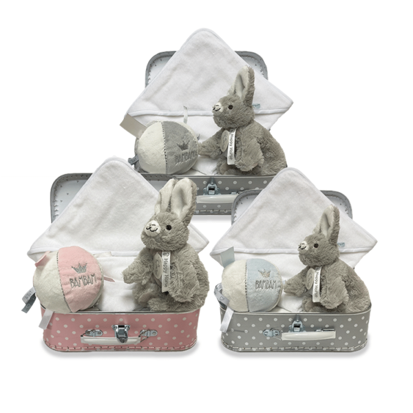 koffertje met witte badcape met naam, happy horse rabbit rio knuffel en een bambam bal met een rammeltje. Keuze uit 3 kleurcombinaties