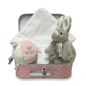 Roze koffertje met witte badcape met naam, happy horse rabbit rio knuffel en een bambam bal met een rammeltje in roze/wit
