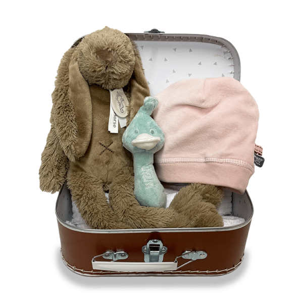 Bruin koffertje met hierin een lichtbruine Rabbit Richie, een mintgroene rammelaar en een roze mutsje