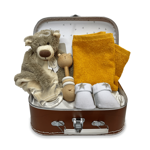 Roestbruin koffertje met daarin happy horse tuttle bear bella, 3 artikelen van bambam: sokjes, wooden bear rattle, bijtring en een funnies spuugdoekje in de kleur ochre