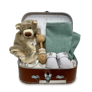 Roestbruin koffertje met daarin happy horse tuttle bear bella, 3 artikelen van bambam: sokjes, wooden bear rattle, bijtring en een funnies spuugdoekje in de kleur stonegreen