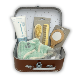 Bruin koffertje met hierin van BamBam: booties, borstel en kammetje, spiegeltje en bijtring en Naif Cleansing wash gel