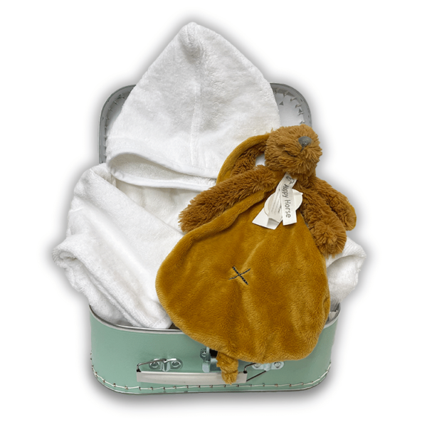 Mintgroen koffertje met een gepersonaliseerde witte badjas en een Rabbit Richie tuttle in de kleur ochre