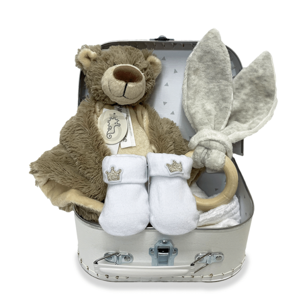 Klein wit koffertje met hierin tuttle bear bella, houten bijtring met konijnenoren en sokjes