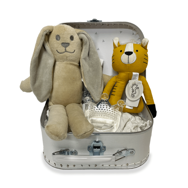 Wit koffertje met hierin klein knuffeltje funnies kaya in wheat, bambam bijtring en happy horse rammelaar tiger tyson (geel)