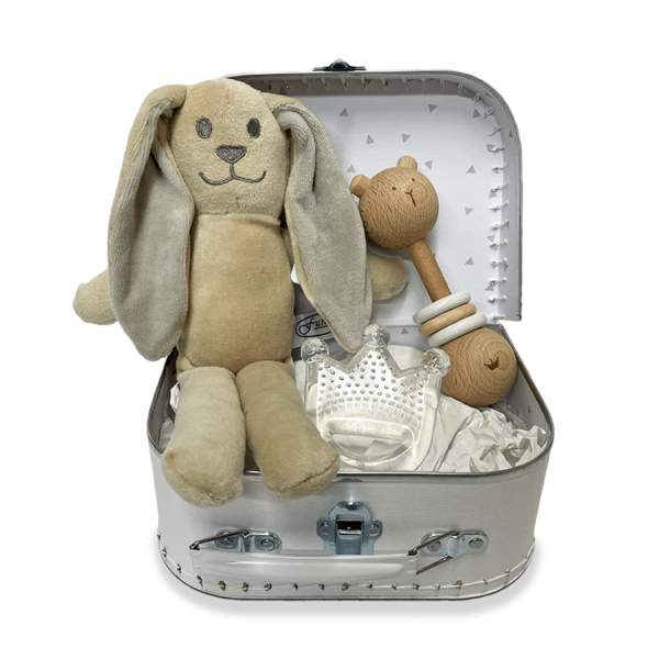 Wit koffertje met hierin klein knuffeltje funnies kaya in wheat, bambam bijtring en bambam rammelaar wooden bear rattle